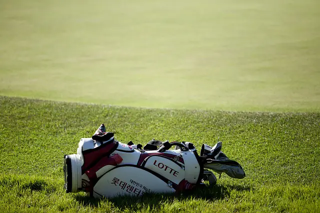 How to Carry a Golf Club Bag - Properly & Safely