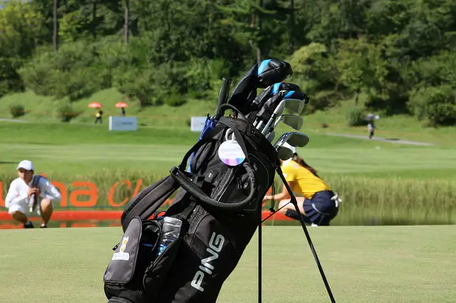 How to arrange golf clubs in a cart bag